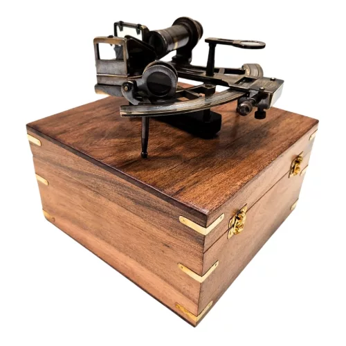 Sextant decorativ Giftdeco NC1517 – replică nautică din alamă, sticlă și lemn, 19 x 21,5 x 10 cm