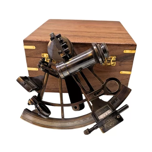 Sextant decorativ Giftdeco NC1517 – replică nautică din alamă, sticlă și lemn, 19 x 21,5 x 10 cm
