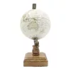 Glob decorativ Amundsen Giftdeco NC2130 – 26,5 cm, bază din lemn