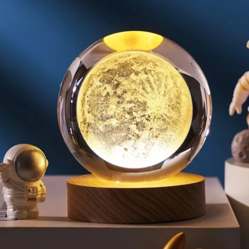Lampă decorativă Giftdeco KKS Moon, glob din sticlă pe suport din lemn, LED USB, diametru 8 cm