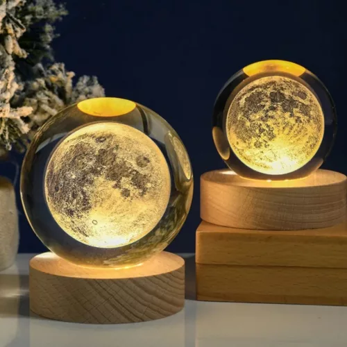 Lampă decorativă Giftdeco KKS Moon, glob din sticlă pe suport din lemn, LED USB, diametru 8 cm