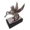 Figurină decorativă Pegas Giftdeco NI9935 – 27,5 x 16 x 36 cm, aluminiu, oțel și lemn