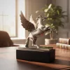 Figurină decorativă Pegas Giftdeco NI9935 – 27,5 x 16 x 36 cm, aluminiu, oțel și lemn