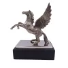 Figurină decorativă Pegas Giftdeco NI9935 – 27,5 x 16 x 36 cm, aluminiu, oțel și lemn