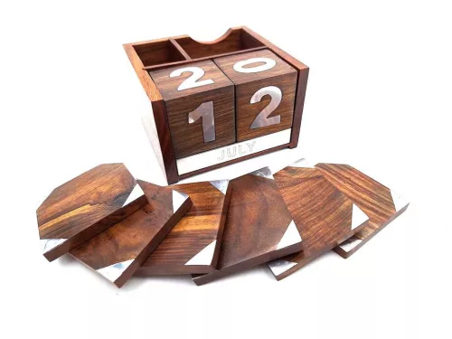 Calendar perpetuu Giftdeco CAL-1894 din lemn, 11,4 x 11,4 cm, cu 6 suporturi pentru cană