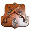 Set decorativ Giftdeco TR-236 cu 2 replici de pistol cu cremene, suport din lemn, 45 x 44 cm