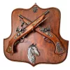 Set decorativ Giftdeco TR-236 cu 2 replici de pistol cu cremene, suport din lemn, 45 x 44 cm